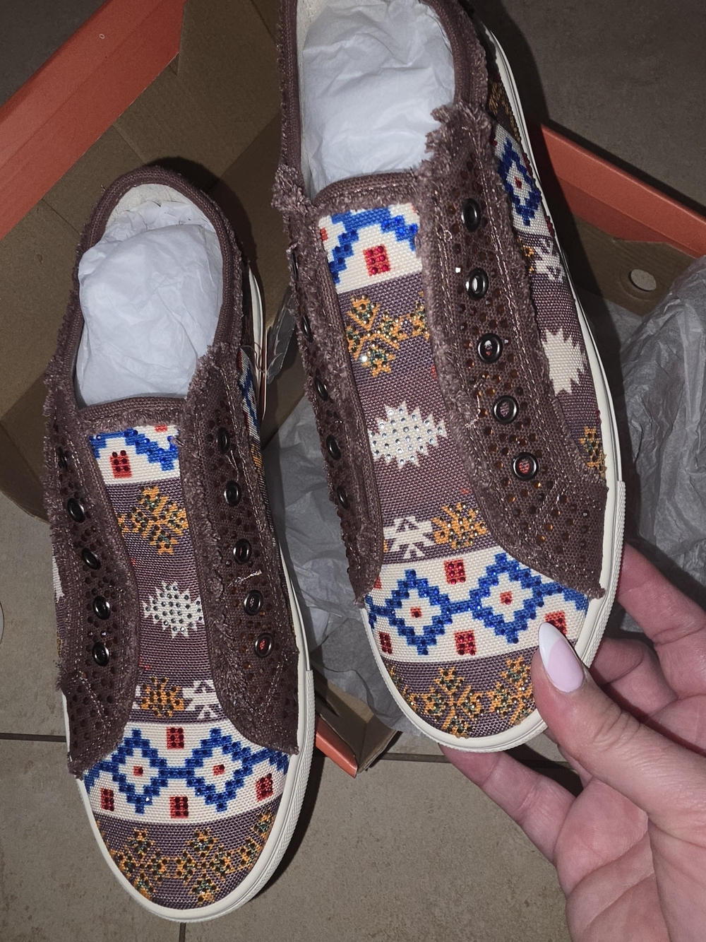 Montana West Aztec Rhinestone Slip On Sneakers Women’s Size 10 NIB - Picture 5 of 6